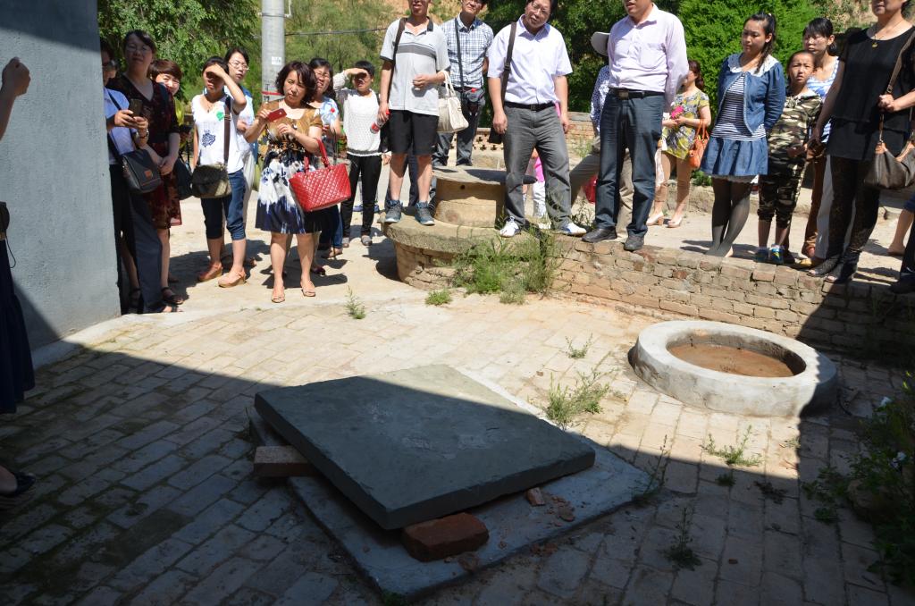 现场参观“陕西省第一口沼气池”