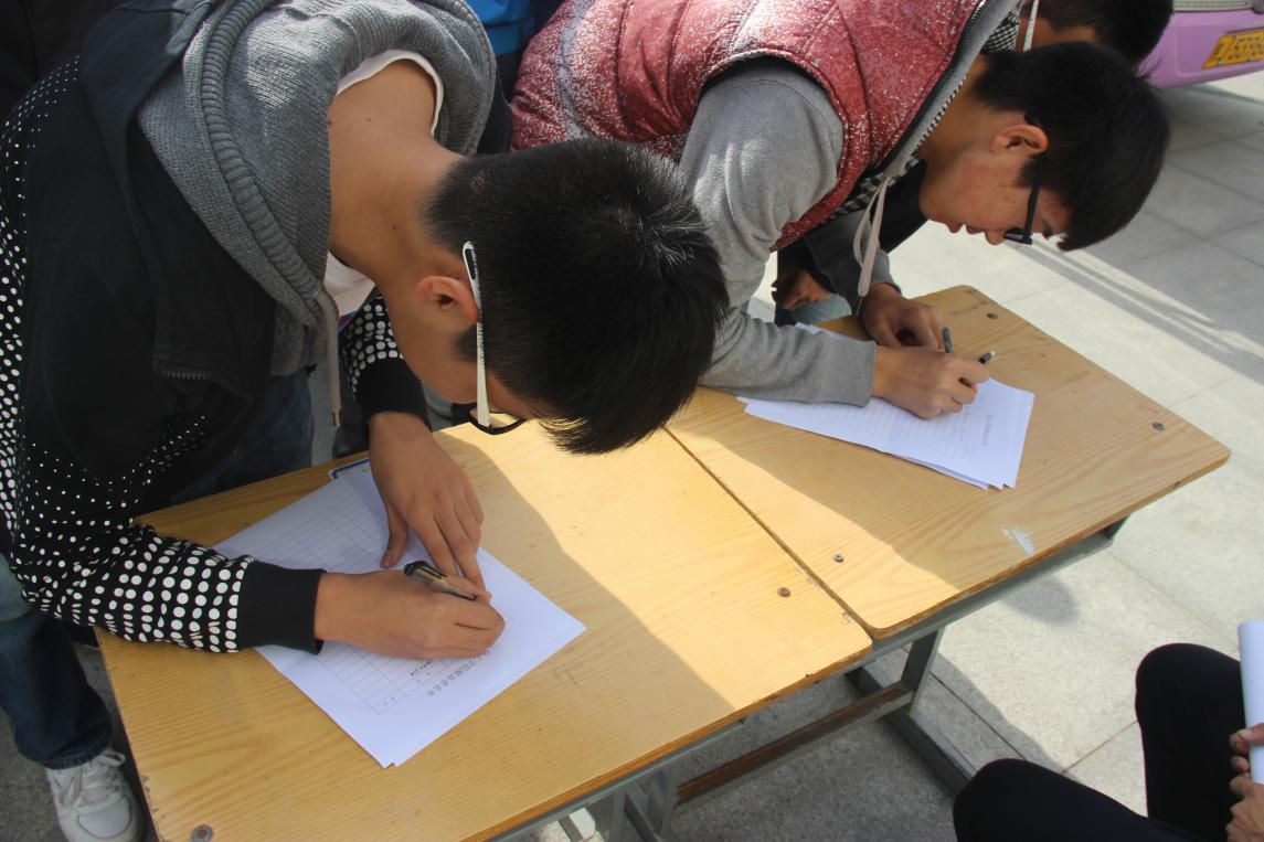 同学们踊跃报名参加无偿献血活动