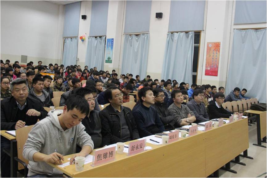 评委们认真聆听