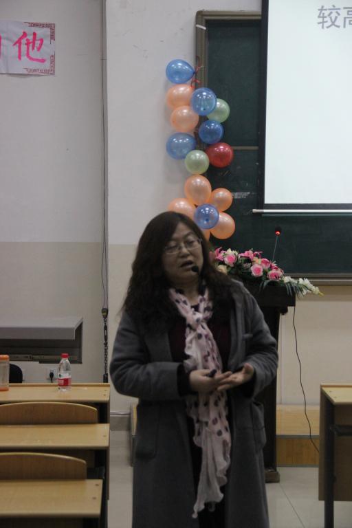 周小燕副教授为同学们做报告