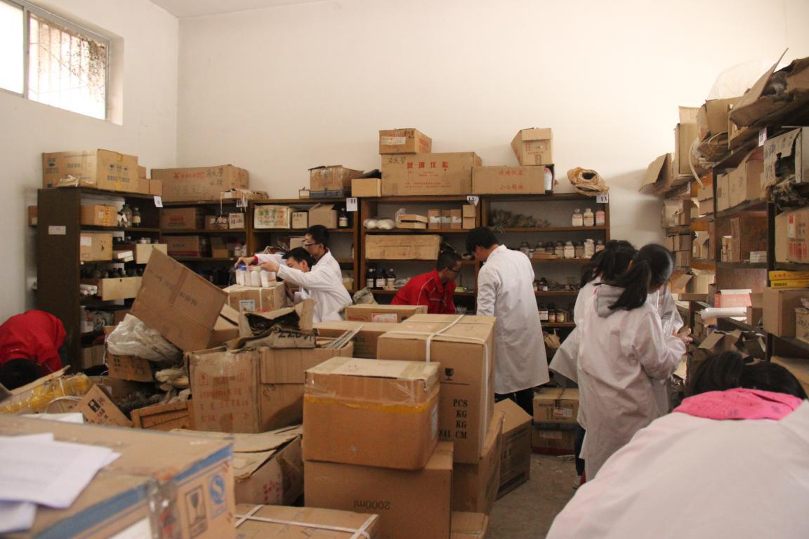 员工们不怕苦累整理仓库