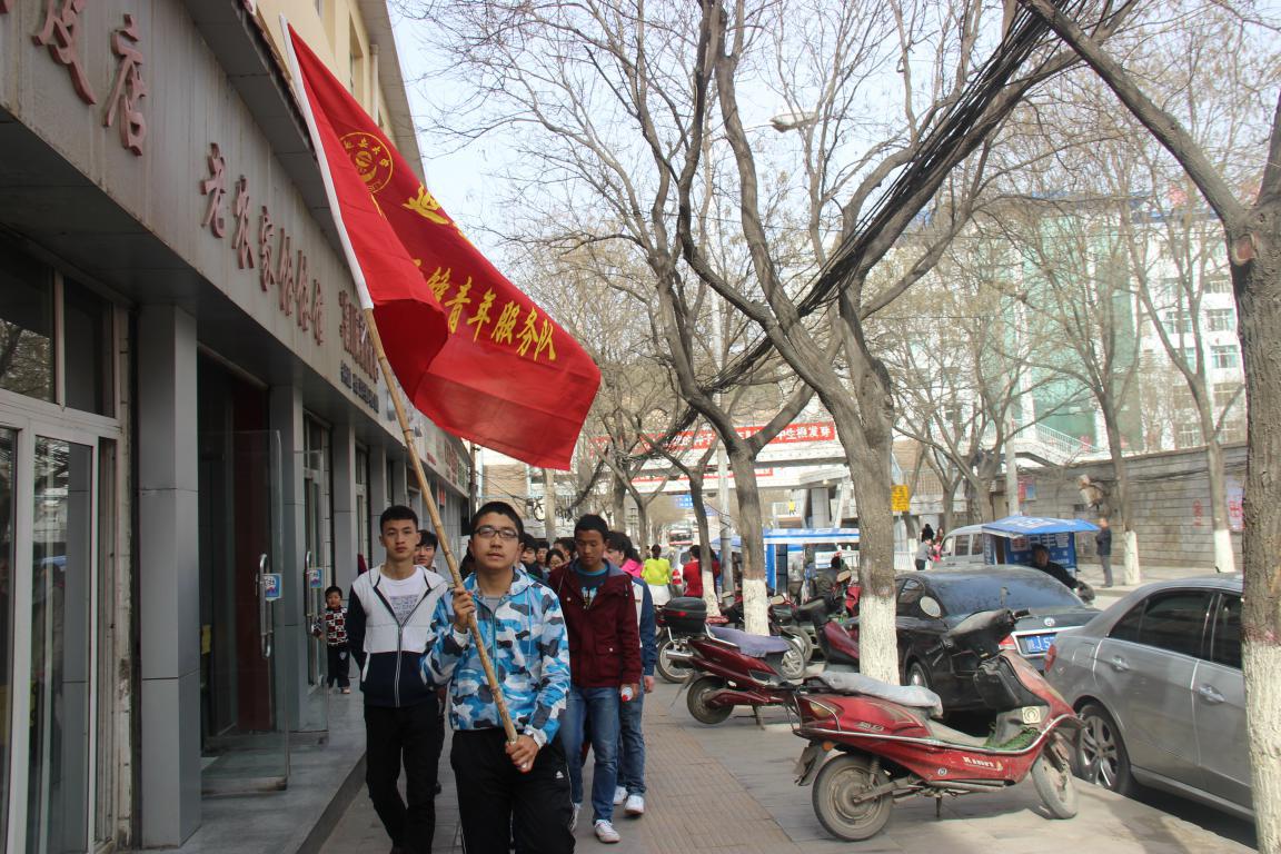 公司员工学雷锋活动正出发