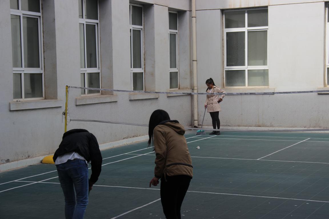 同学们认真打扫羽毛球场