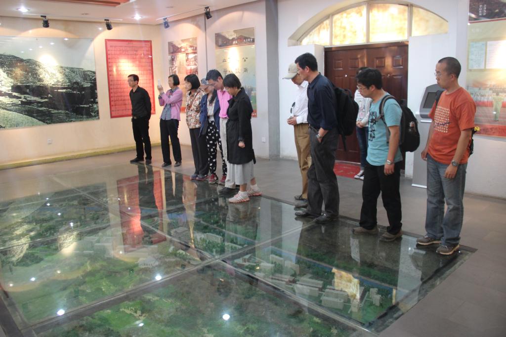 参观校史陈列馆
