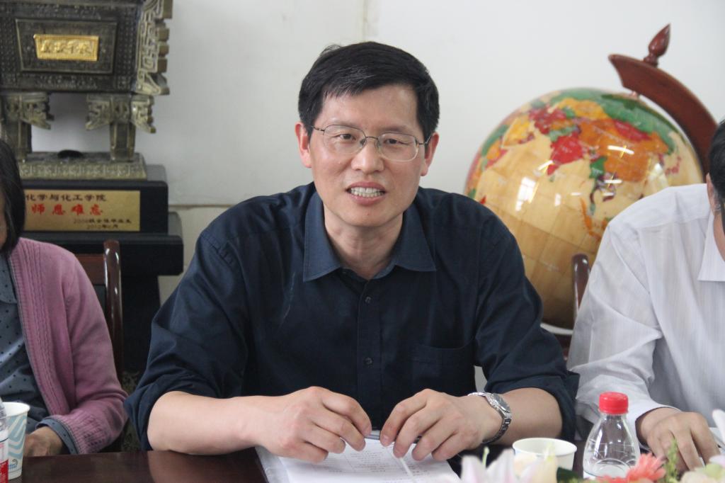 清华大学化工系支部书记王保国作介绍