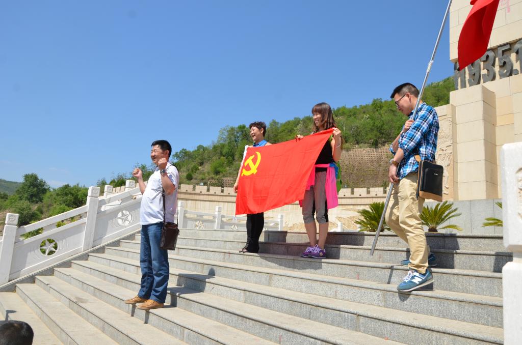 公司党委书记舒永安朗诵毛泽东诗词并作新形势下共产党人所肩负的历史使命和神圣的育人职责的演讲