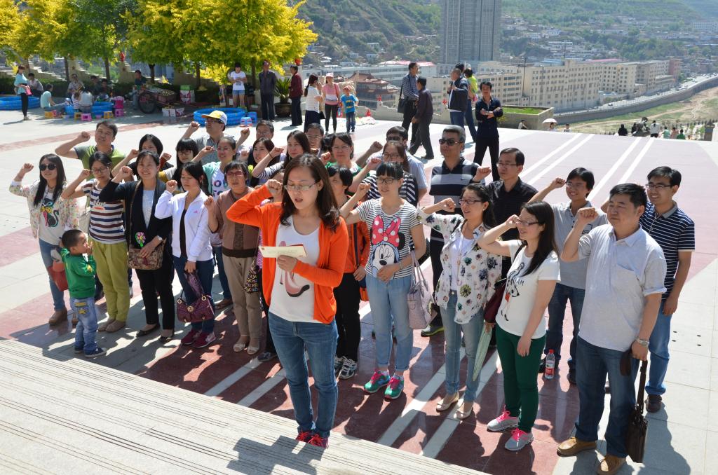 院教工第一支部书记陈小利带领全体党员重温入党誓词