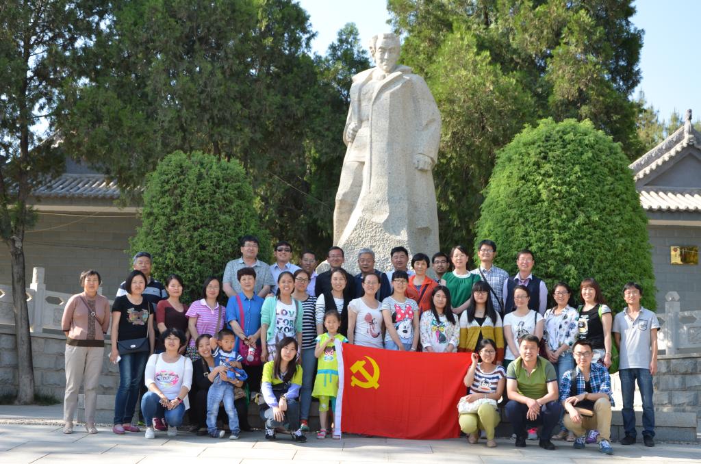 刘志丹烈士陵园合影