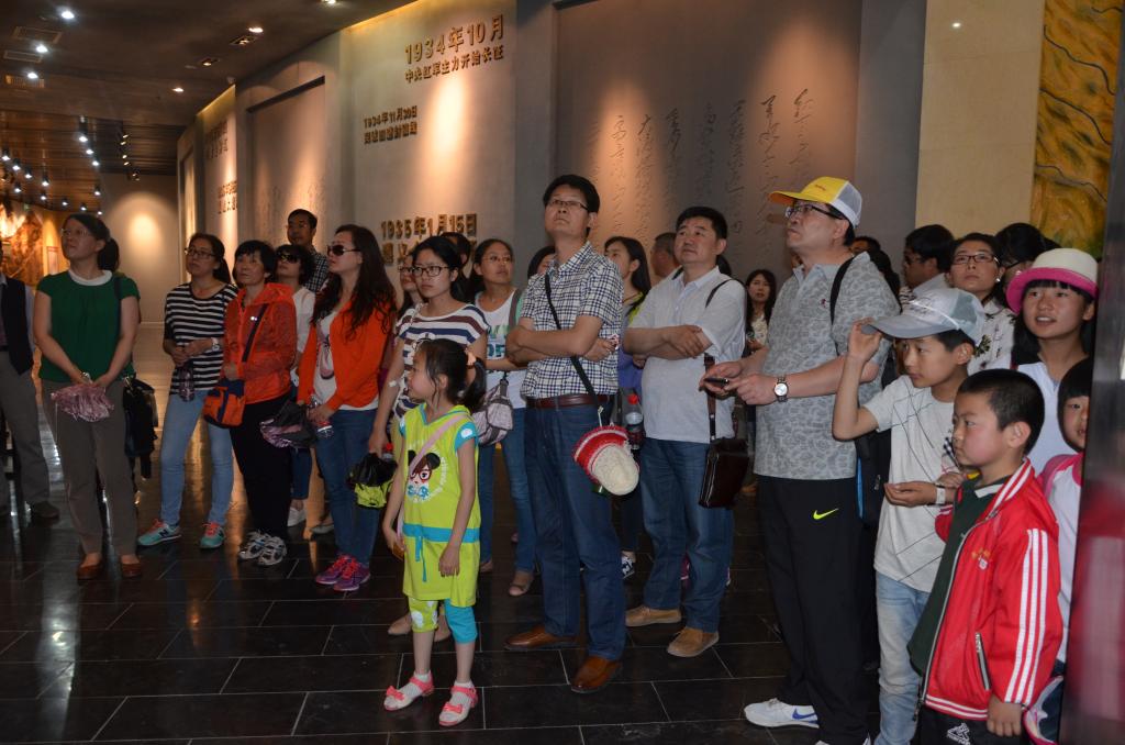 参观中央红军长征胜利纪念馆