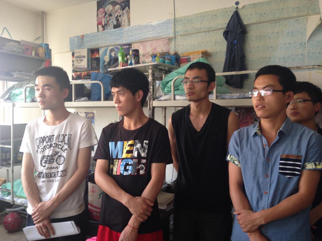 员工踊跃与老师交流