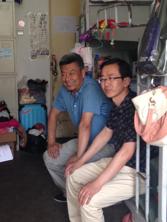 老师与同学们亲切交谈