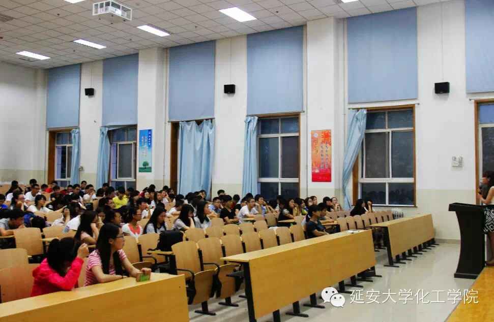 同学们认真聆听