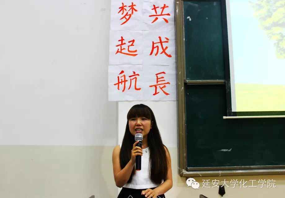 程亚亚专注的解答学弟学妹的问题