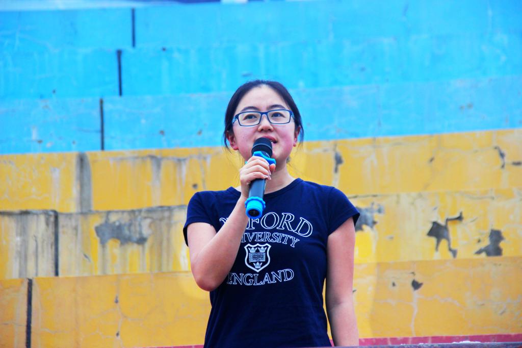 公司党委秘书申圆圆主持升国旗仪式