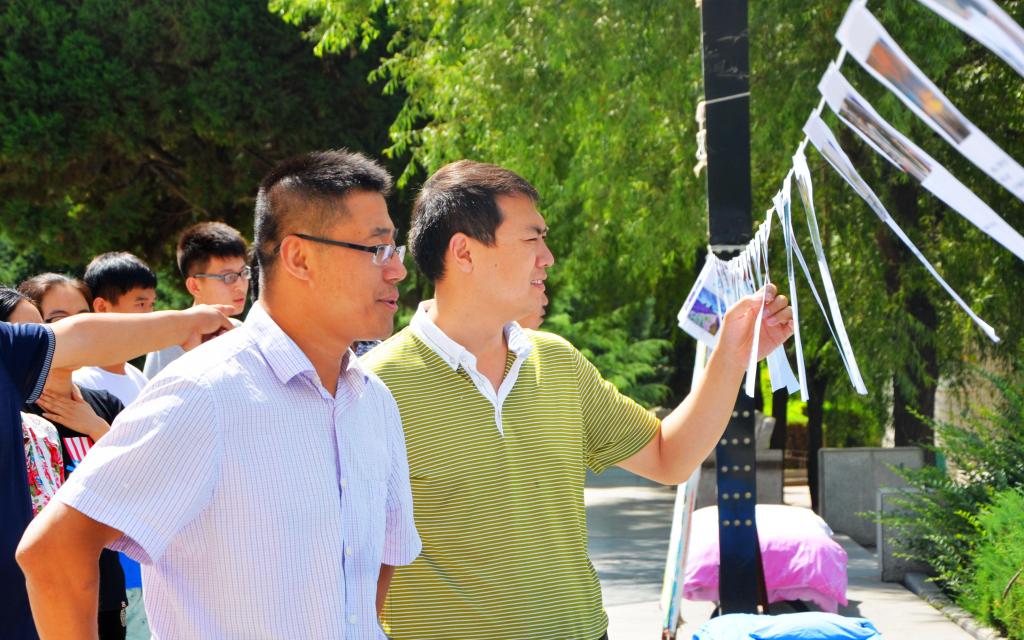 马小惠老师、朱伟老师欣赏同学们的摄影作品