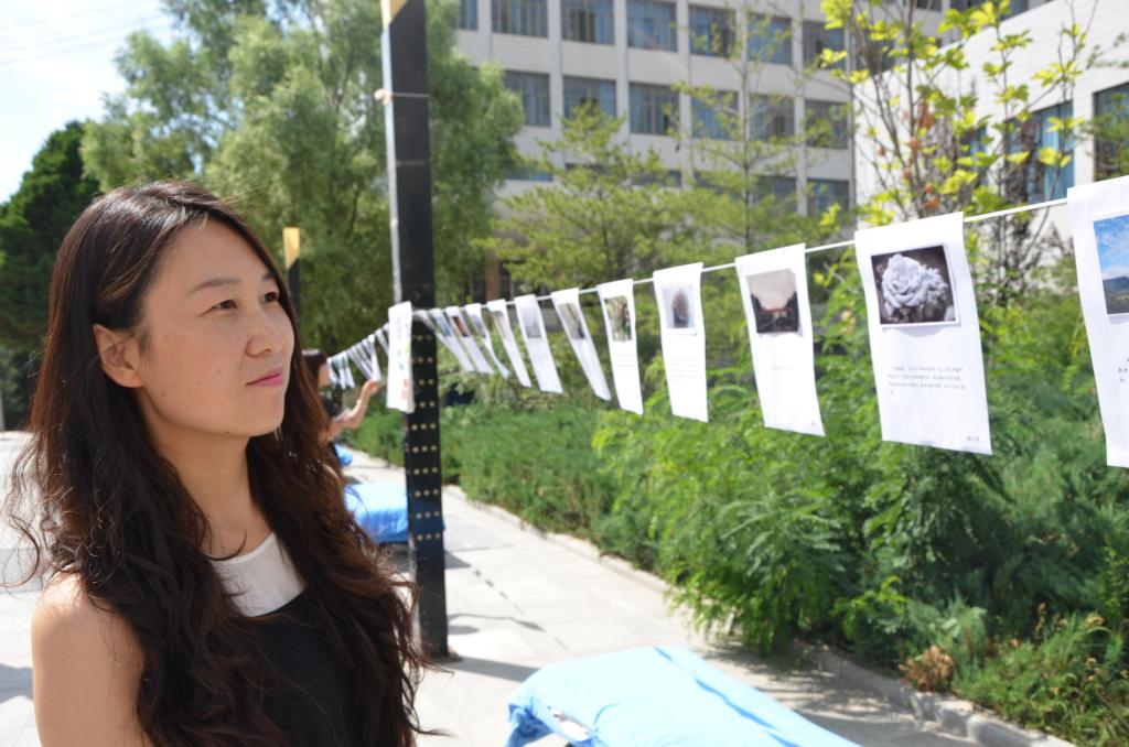 公司教师欣赏员工们的摄影作品