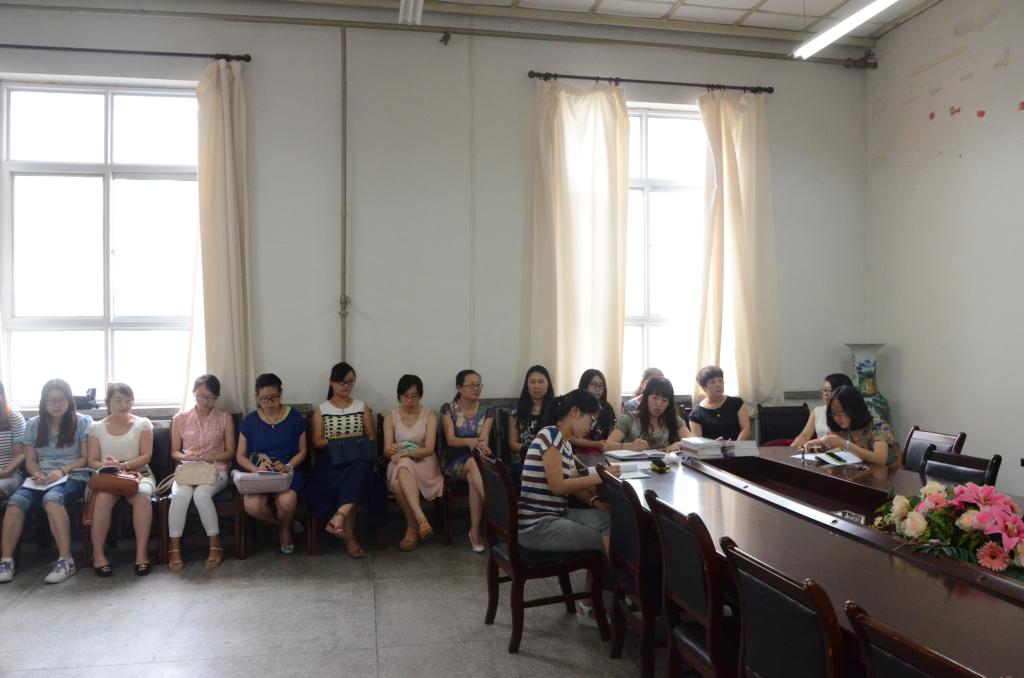 教工党员与员工党员认真听讲做笔记