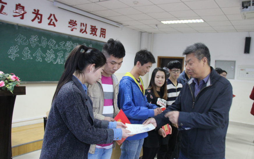 刘雨录老师为三十五届优秀员工干部颁奖
