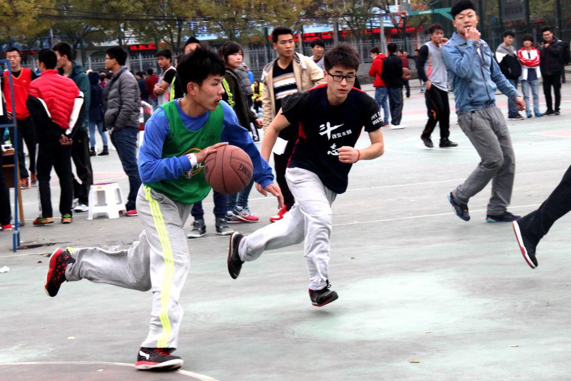 化工13-3班的队员进攻行云流水,配合的天衣无缝