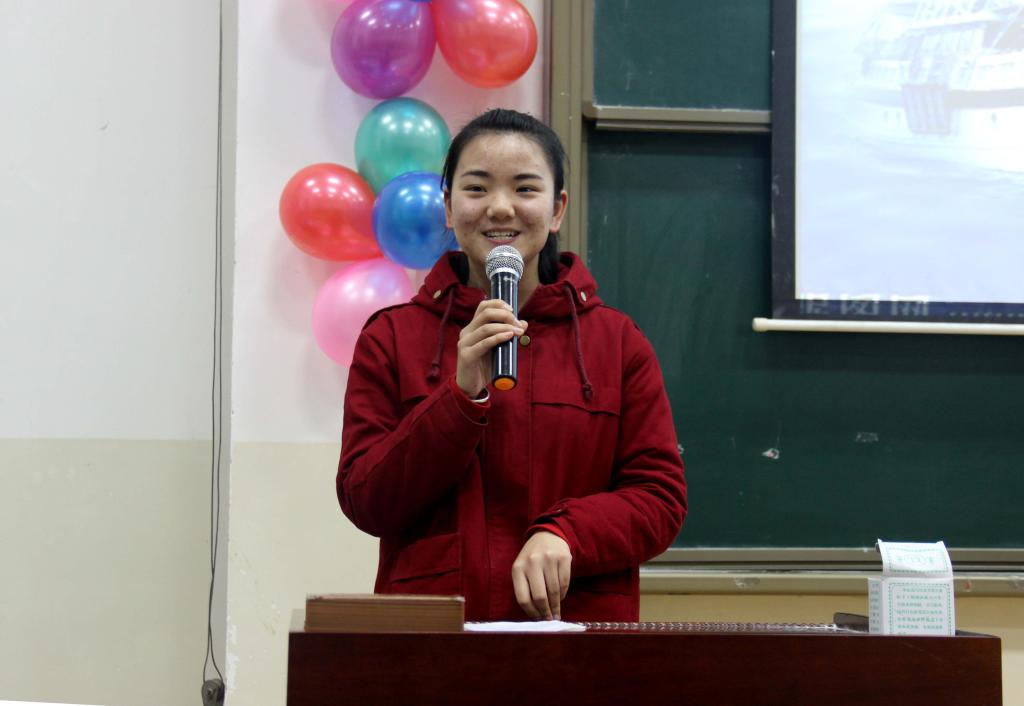 化学15班白雪同学主持此次报告会