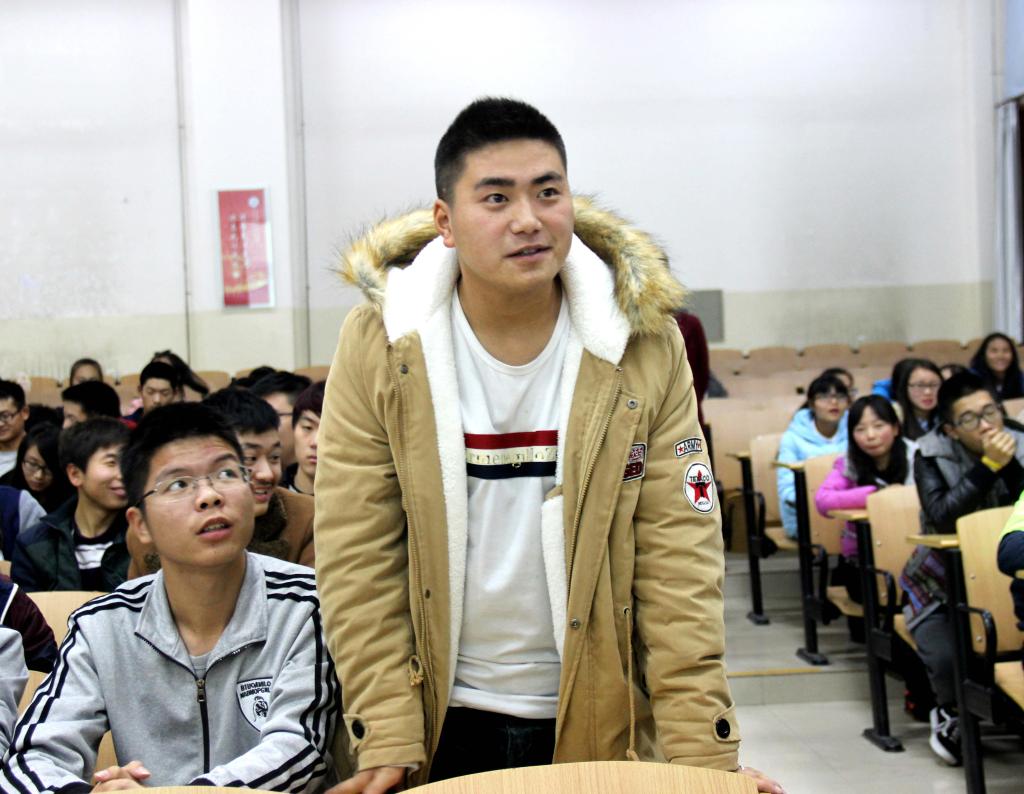 15级同学踊跃提问,热情参与活动