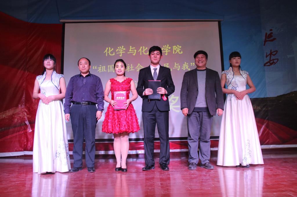 拓宏伟老师、袁广斌老师为获奖选手颁奖