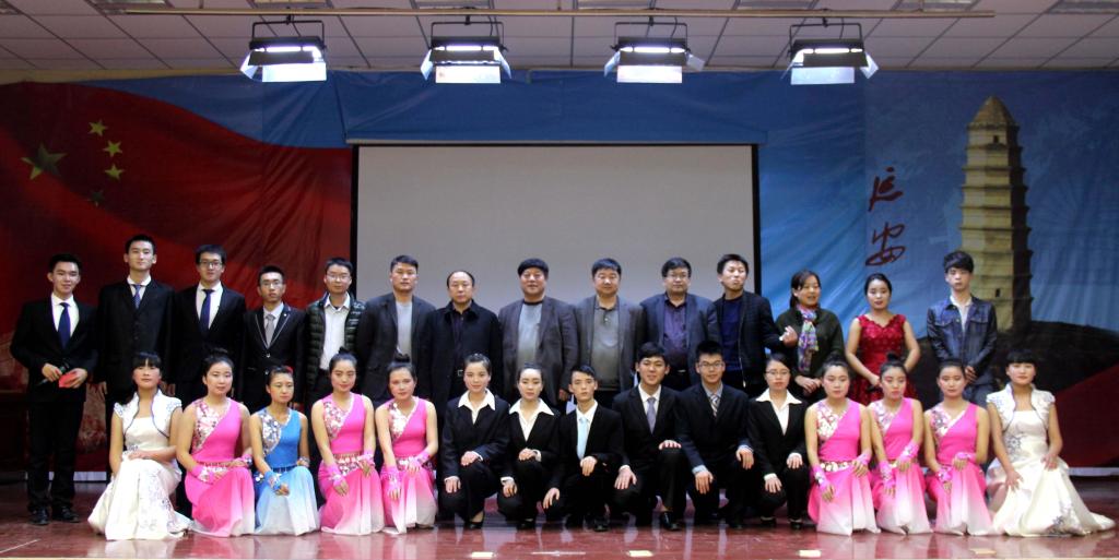 评委与参赛选手、表演者合影留念