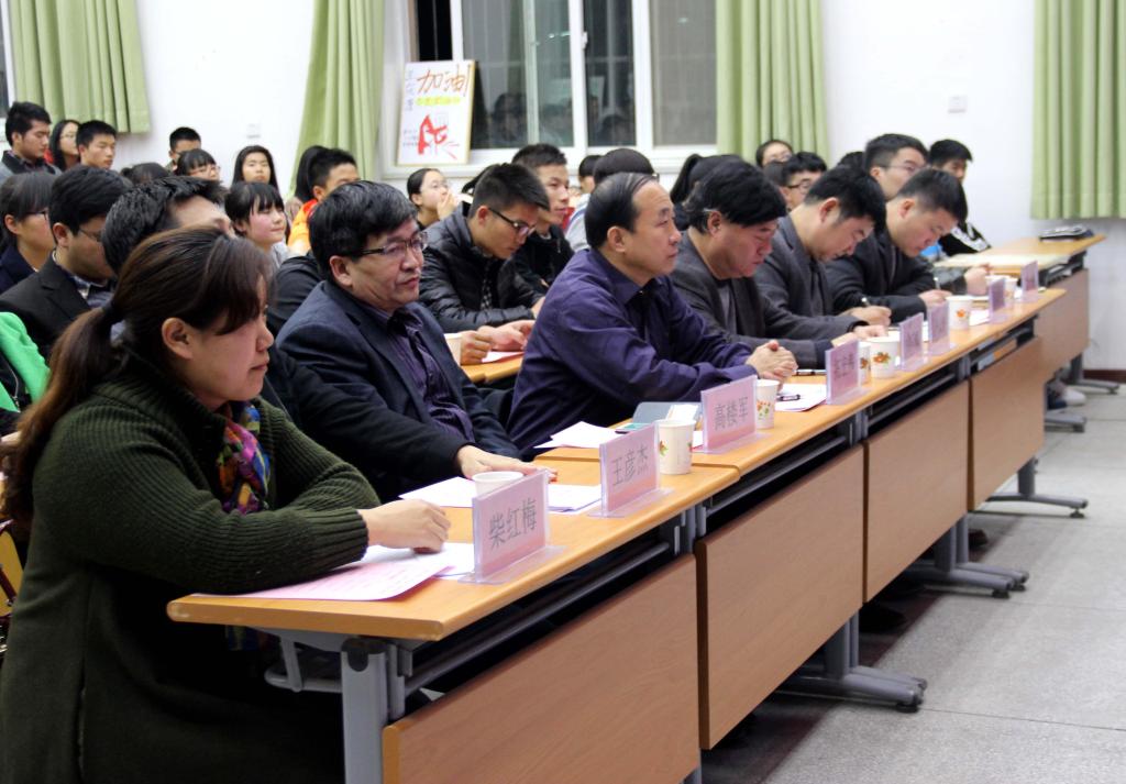 评委们认真聆听选手的表现