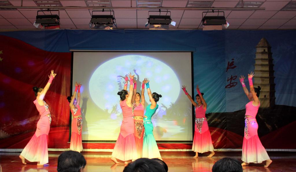 舞蹈《傣家小妹走过来》