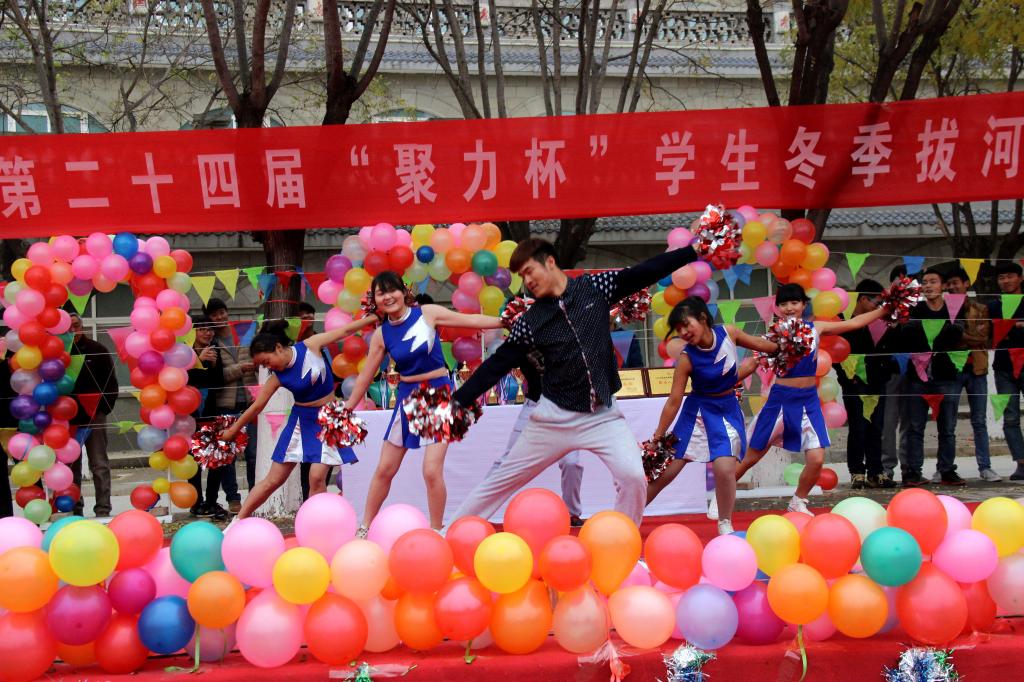 公司啦啦队的呈现的舞蹈