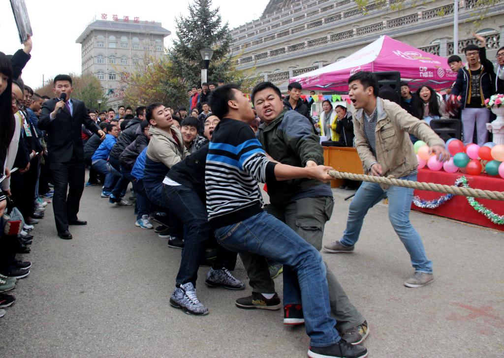 公司男子拔河队伍的精彩表现