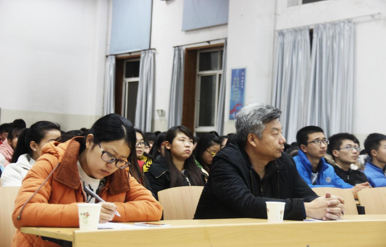 公司党委副书记刘雨录、辅导员徐菁聆听报告