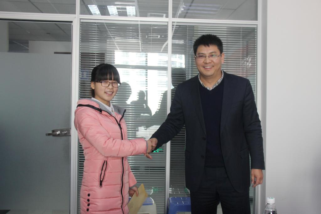 刘铮总经理发放助学金