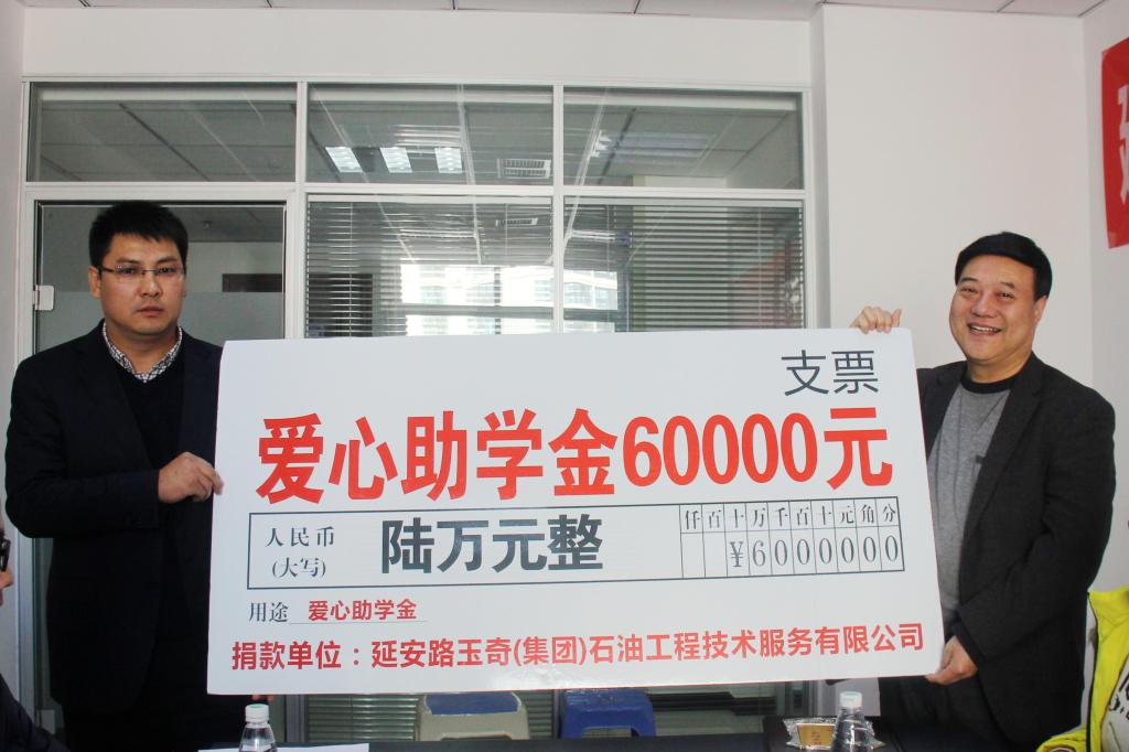 刘铮经理与公司宣传部副部长袁广斌互赠纪念品