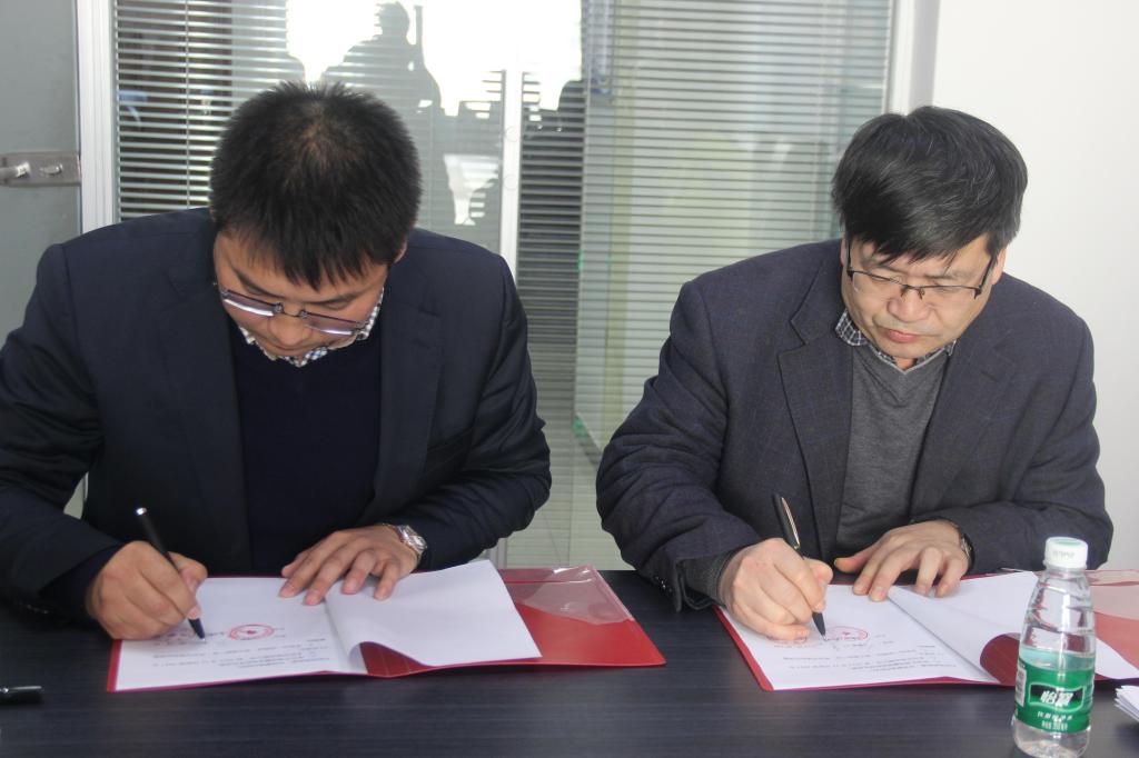 路玉奇公司经理刘铮先生与公司经理高楼军签订捐资助学协议