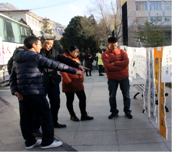 公司党委副书记刘雨录老师和辅导员徐菁老师现场观看作品展