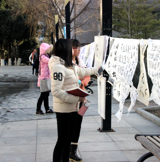 校园员工观看书画展作品