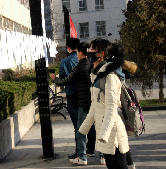 校园员工观看微创作品